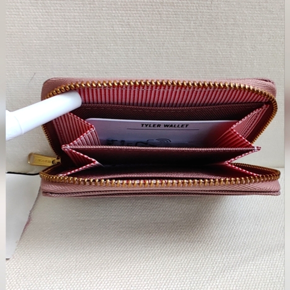Herschel Tyler Pink Small RFID Wallet Women's, New Condition - Picture 4 of 8